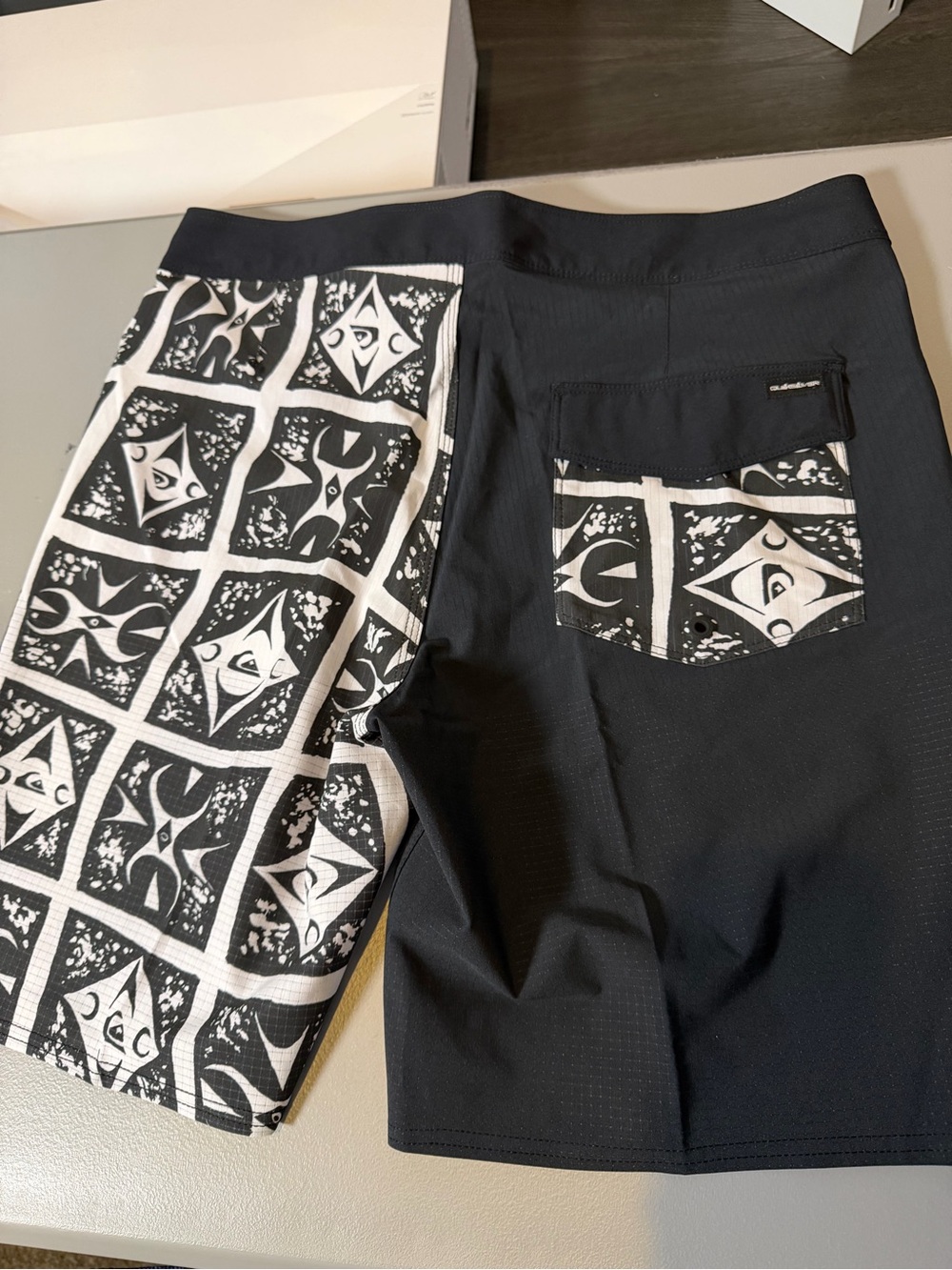 Quiksilver Highline Straight Leg 19” Boardshorts Black/White – Men’s Size 32 NWT